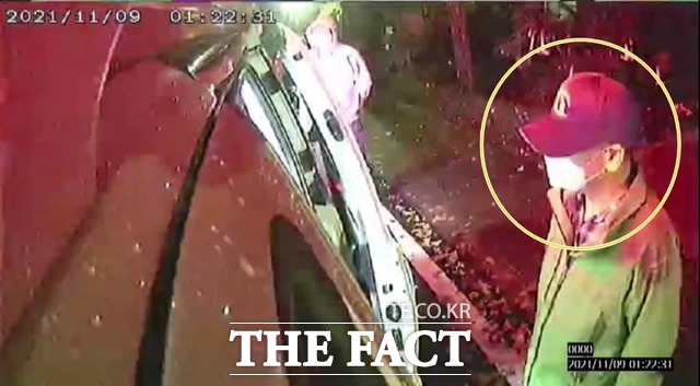 배우자 수행실장은 이해식 의원은 CCTV 영상을 갈무리한 사진을 공개하며 이 후보는 김 여사가 들것에 실려 탑승조치되고 있는 것을 애틋하게 바라보고 있다고 설명했다. /이 의원 페이스북 갈무리