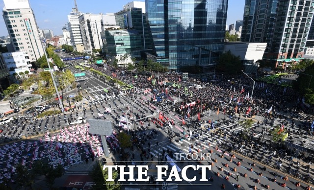 전국민주노동조합총연맹(민주노총)이 서울을 비롯한 전국 14개 지역에서 대규모 총파업과 집회를 개최한 지난달 20일 오후 서울 서대문사거리에서 노조원들이 손피켓을 들어보이며 구호를 외치고 있다. /남용희 기자