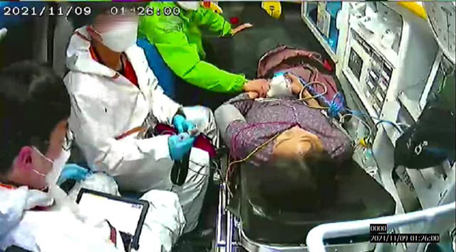 김혜경 씨의 부상 당시 이재명 후보가 다친 김 씨의 손을 잡고 구급차에 동승해 병원으로 이동하고 있다. /이해식 의원 페이스북 갈무리