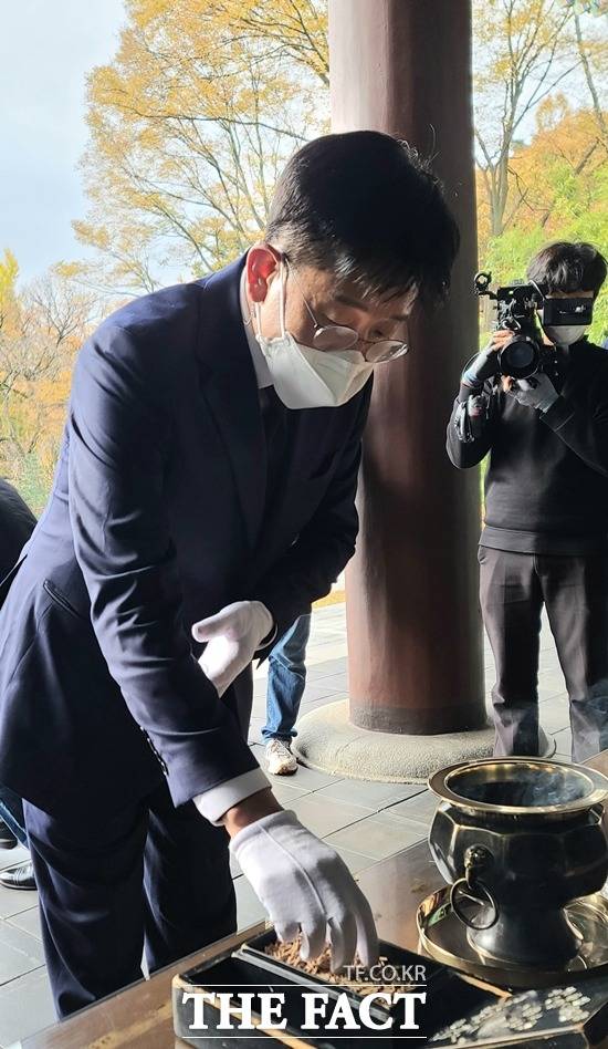 전만권 전 천안부시장이 12일 아산 현충사를 방문해 참배하며 본격적인 정치 행보를 시작했다. / 전만권씨 측 제공