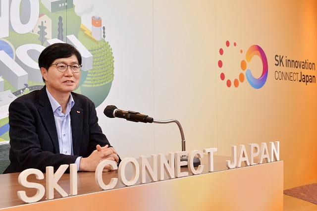 이성준 SK이노베이션 환경과학기술원장이 서울 종로구 SK서린빌딩에서 화상회의 시스템을 통해 참석자들에게 회사의 친환경 비전과 핵심 기술 개발 방향을 설명하고 있다. /SK이노베이션 제공