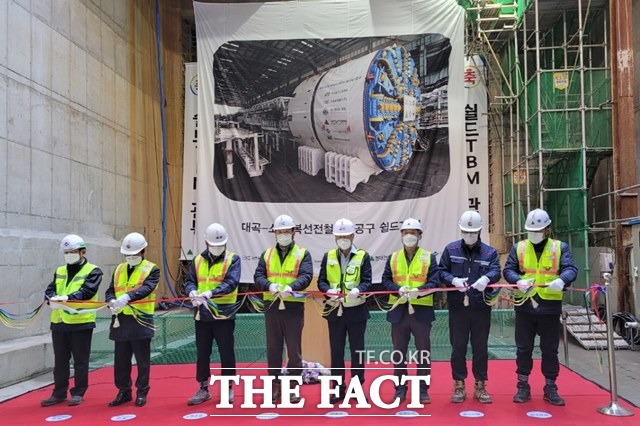 서해선 복선전철의 대곡∼소사 구간인 한강하저 터널관통식을 11일 열렸다./고양시 제공