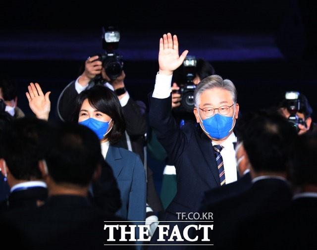 지난 2일 민주당 대선 선대위 출범식에서 참석자들에게 인사하고 있는 이 후보와 김 씨. /국회사진취재단