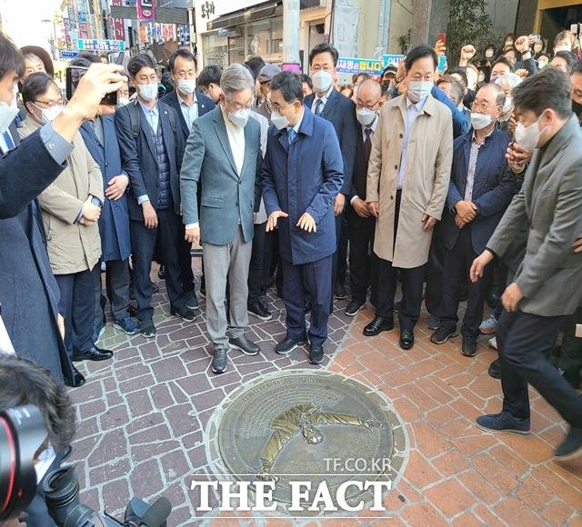 13일 3.15의거 발원지 기념관을 찾은 더불어민주당 대선 후보 이재명./창원시 제공