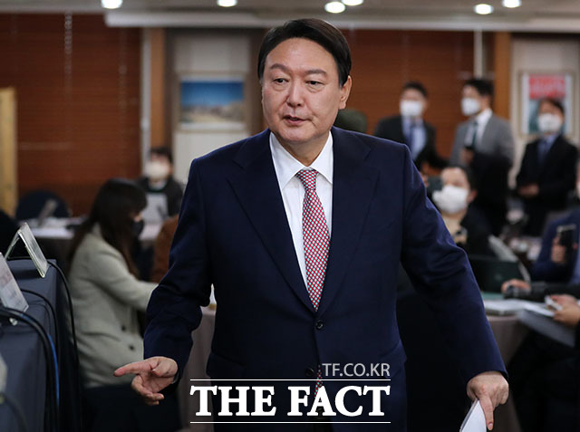 윤석열 국민의힘 대선 후보가 제가 대통령이 되면 현생 40세인 대통령 피선거권 연령을 낮추는 방안을 검토하겠다고 13일 밝혔다. /국회사진취재단