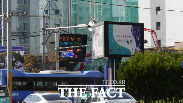 인천 부평구청이 옥외광고물법을 위반하며 설치한 미디어폴. 기존 전자게시대와 나란히 마주하고 있다. /사진=지우현 기자