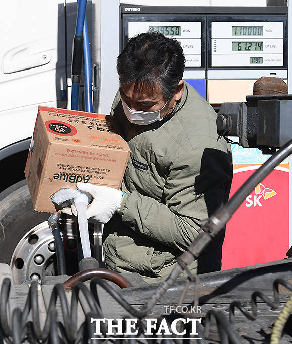 익산시가 지난 12일부터 (유)아톤산업과 협의해 선제적으로 주유소 6곳에서 요소수 판매를 시작했다. /더팩트DB