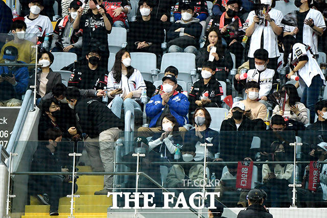멀리서도 보이는 파란 야구점퍼, VIP좌석 대신 응원석에 앉은 윤석열 국민의힘 후보.