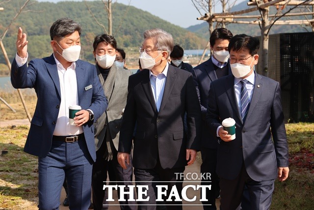 경남 고성군 백두현 군수가 14일 이재명 더불어민주당 대통령 후보를 만나 고성군 현안사업에 대해 건의했다.이재명 후보는 빈민운동의 대부라고 불리는 제정구 선생의 삶과 정신을 기리기 위해 건축된 고성군 대가면 소재 제정구 커뮤니티센터를 방문했다./고성군 제공