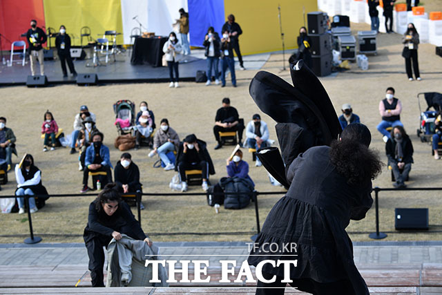 서울거리예술축제를 찾은 시민들이 야외 공연을 관람하고 있다.