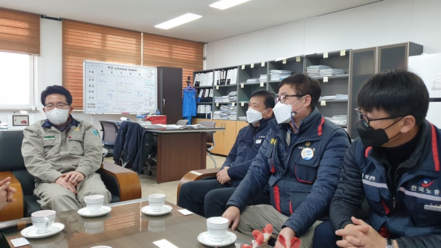 지난 12일 경북 봉화군 영풍 석포제련소 2공장 본관에서 박영민 소장(왼쪽부터)과 권오탁 한국노총 경북지역본부 의장, 강철희 석포제련소 노조위원장 등 노동계 관계자들이 면담하고 있다. /영풍 석포제련소 노동조합 제공