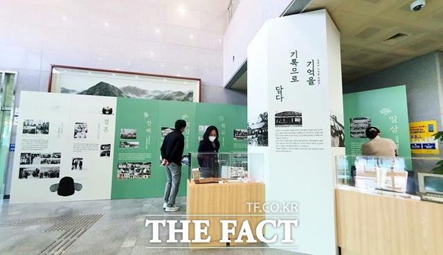 전북 김제시가 다음 달 10일까지 김제시청 1층 로비에서 ‘기억을 기록으로 담다’ 전시회를 개최해 청사 방문객에게 볼거리를 제공한다고 15일 밝혔다. /김제시 제공