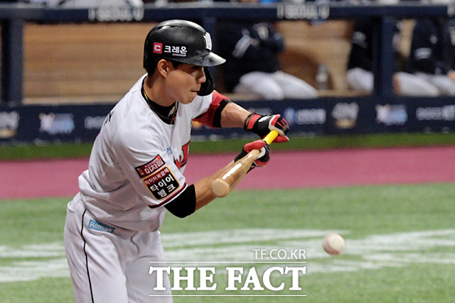2021 KBO 포스트시즌 한국시리즈 2차전 KT 위즈와 두산 베어스의 경기가 15일 오후 서울 구로구 고척스카이돔에서 열린 가운데 5회말 KT 심우준이 번트 안타에 성공하고 있다. /이선화 기자