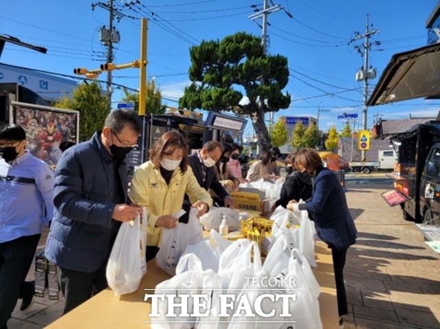 사천시선구동체육회 합동 무료급식 나눔행사 장면/사천시 제공