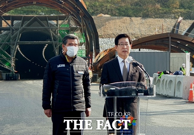 양승조 충남지사가 15알 보령 해저터널 개통 관련 기자회견을 하고 있다. / 내포=김아영 기자