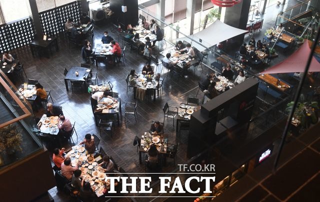 11월부터 시작된 단계적 일상회복에 따라 심야 시간대 택시 이용이 100% 폭증했다. /이동률 기자