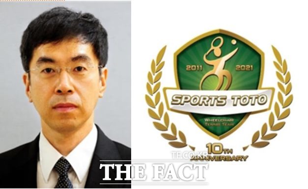 스포츠토토휠체어테니스팀을 적극 지원하고 있는 송영운 스포츠토토코리아 대표와 10주년 엠블럼.
