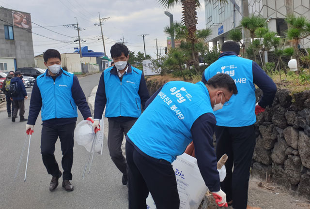 하이트진로 제주지점 임직원들이 10일 해수욕장과 해안도로 일대의 쓰레기를 수거하고 있다. /하이트진로 제공