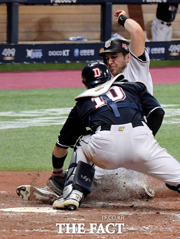 2021 KBO 포스트시즌 한국시리즈 2차전 KT 위즈와 두산 베어스의 경기가 15일 오후 서울 구로구 고척스카이돔에서 열린 가운데 5회말 두산 박세혁이 KT 호잉을 태그아웃시키고 있다. /이선화 기자