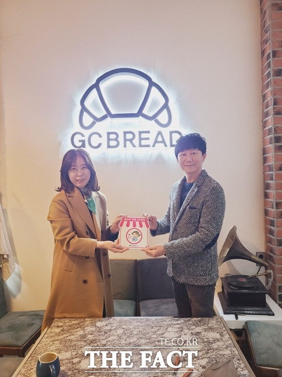 15일 천안시가 유량동에 위치한 한 제과점에 임신부 우대스토어 현판을 전달하고 있다. / 천안시 제공