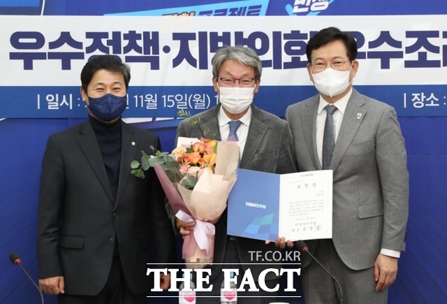 유진섭 전북 정읍시장이 ‘2021년 더불어민주당 지방정부 우수정책 경진대회’에서 기초단체장 부분 최우수상을 수상, 당대표 1급 포상을 받았다. /정읍시 제공