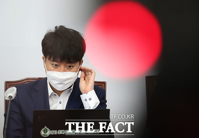 이준석 국민의힘 대표가 15일 오전 서울 여의도 국회에서 열린 최고위원회의에서 마스크를 만지고 있다. /국회=남윤호 기자