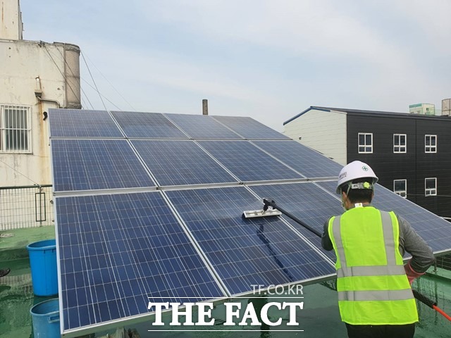 15일 군산시 관내 설치된 노후 태양광 패널을 한 용역업체가 세척하고 있다.