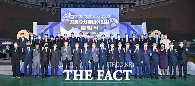 15일 오후 대구 수성구 대구육상진흥센터에서 열린 2038년 하계 아시안게임 대구·광주 공동유치 준비위원회 출범식에서 권영진 대구시장(가운데)과 이용섭 광주시장 등 참석자들이 파이팅하고 있다. / 대구시 제공