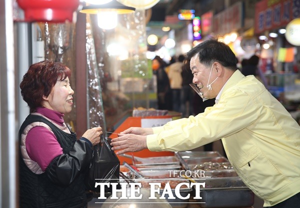 광명시가 코로나19로 한계에 몰린 지역 기업과 소상공인들을 위해 꾸준히 펼쳐온 지원 정책이 중소기업과 소상공인들에게 좋은 평가를 받았다고 15일 밝혔다./광명시제공