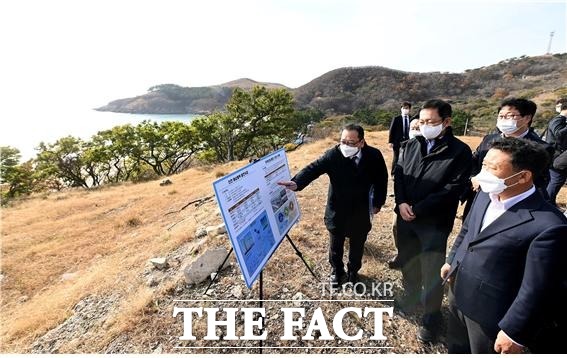 박남춘 인천시장(가운데)이 15일 옹진군 굴업도를 방문, 해상풍력발전단지 조성 추진사항을 점검하고 있다./인천시 제공