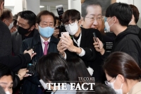  '준표형! 질문 있습니다!' 洪, 독자 행보…尹, 표심 흡수할까