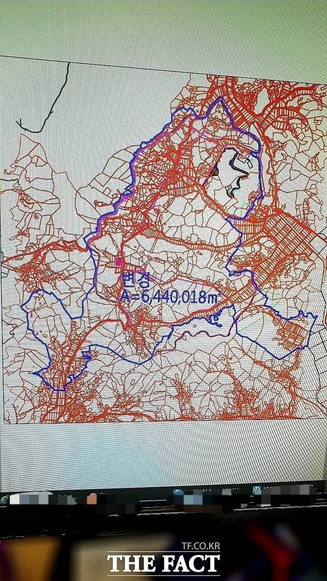 국립축산과학원 축산자원개발부 이전 대상지 부지로 추정되는 지적도가 노출된 PC화면.푸른 실선안은 이전 대상지로 추정되는 부지. / 제보자 제공