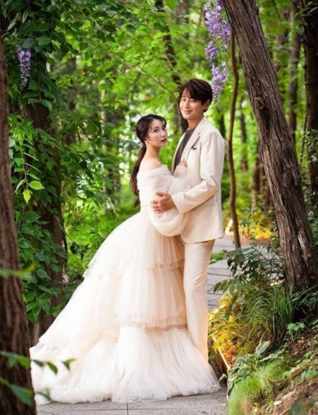 가수 겸 배우 이지훈이 일본인 아내 아야네와 결혼식을 올린 가운데, 임창정 외 추가 확진자 없이 결혼식을 마친 소감을 전했다. /이지훈 SNS