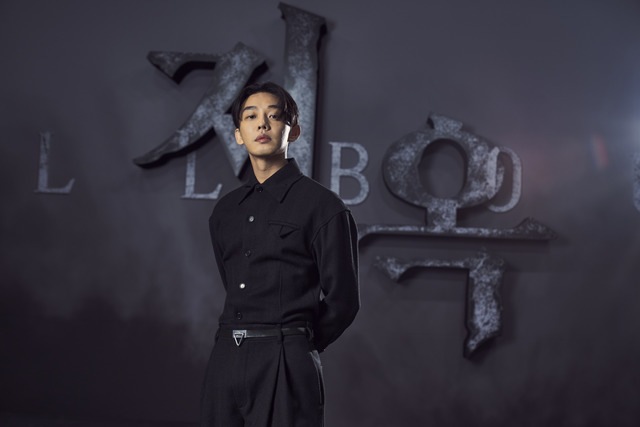 유아인은 16일 넷플릭스 시리즈 지옥 제작발표회에서 극 중 맡은 역할과 싱크로율이 높다는 반응이 많다는 질문에 대해 둘다 별 개 있어 보이는 인물이다는 반응이 제일 흥미로웠다고 웃었다. /넷플릭스 제공