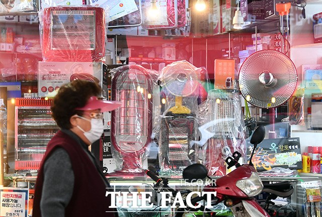 기온이 급격하게 떨어진 8일 오후 서울 서대문구 인왕시장에서 난로를 판매하고 있다. /이동률 기자