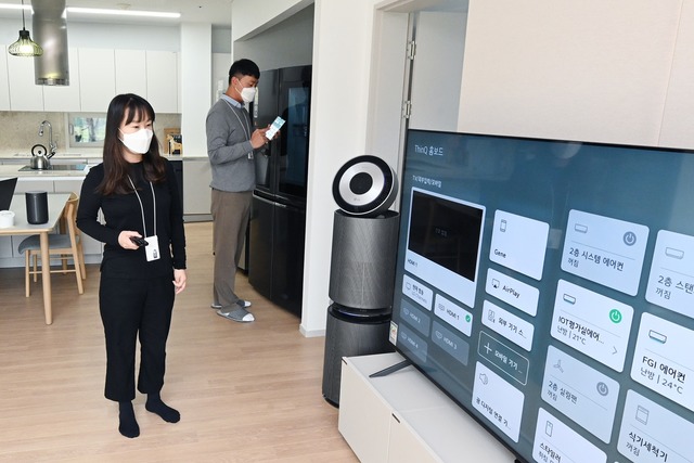 LG전자가 최근 경기 평택시 LG디지털파크 인근에 고객관점에서 제품과 서비스 품질을 검증할 수 있는 홈IoT익스피리언스랩을 구축했다. 사진은 LG전자 연구원들이 홈IoT익스피리언스랩에 설치된 스마트 가전을 활용해 서비스를 검증하고 있는 모습. /LG전자 제공