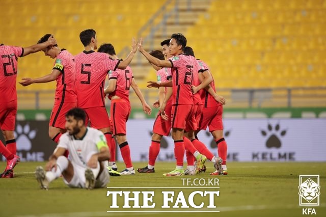 3-0 쐐기골을 터뜨린 정우영과 한국선수들이 기뻐하는 순간, 바닥에 주저앉은 이라크 선수가 허탈해 하고 있다./도하=KFA 제공