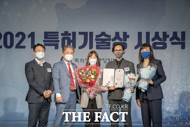 애터미 앱솔루트 셀렉티브 스킨케어 라인이 특허기술상인 세종대왕상을 수상했다. 사진 좌측부터 한국콜마 스킨케어연구소장 한상근 전무, 한국콜마 안병준 대표, 한국콜마 스킨케어연구소 스킨케어2팀 이현숙 팀장, 애터미 박지훈 이사, 애터미 상품경영총괄본부 이은영 이사 /애터미 제공