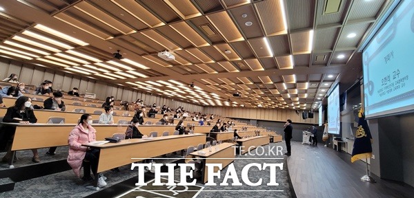 시흥시(시장 임병택)가 지난 13일 서울대 시흥캠퍼스 교육협력동에서 서울대와의 교육협력사업인 대학진로 멘토링 <스누로(SNURO)> 2기 수료식을 개최했다고 17일 밝혔다./시흥시제공