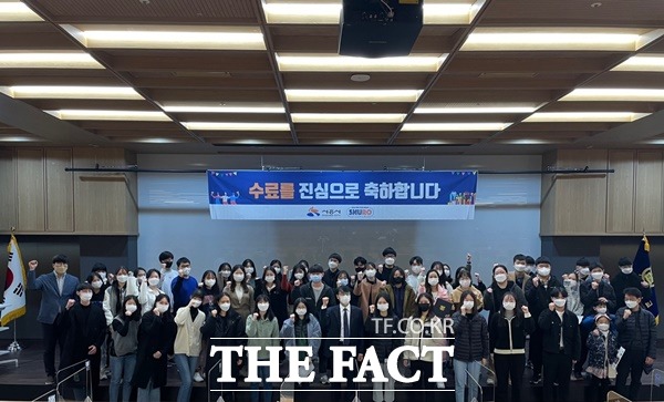 시흥시(시장 임병택)가 지난 13일 서울대 시흥캠퍼스 교육협력동에서 서울대와의 교육협력사업인 대학진로 멘토링 <스누로(SNURO)> 2기 수료식을 개최했다고 17일 밝혔다./시흥시제공