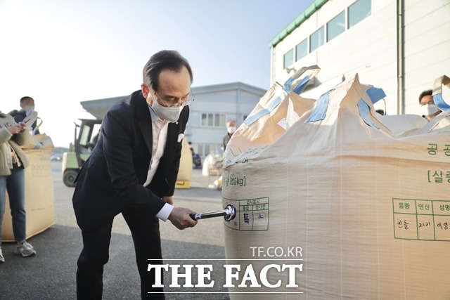 박상돈 천안시장이 17일 아우내농협을 방문해 공공비축 미곡 매입 현장을 점검했다. / 천안시 제공