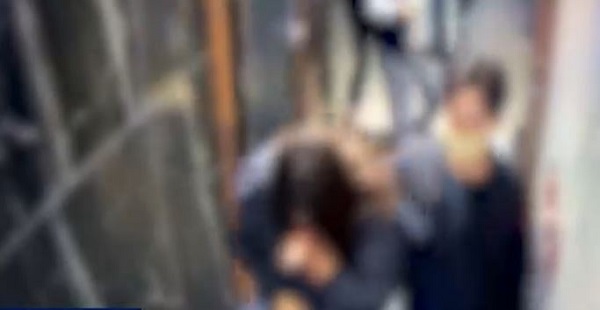 폭행 후 피해 여성을 강제로 모텔 방으로 옮기고 있다. /MBC보도 영상 캡처