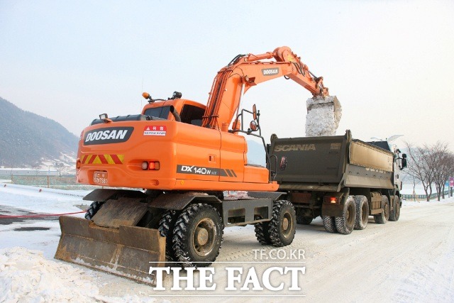 전북 무주군은 겨울철이 다가오면서 동절기 도로 제설대책을 수립하고 본격적으로 제설대책반을 운영한다고 17일 밝혔다. /무주군 제공