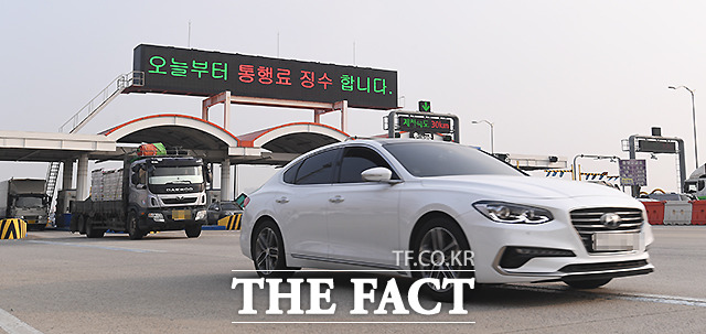 일산과 김포 구간을 연결하는 일산대교의 통행료 징수가 재개된 18일 오전 차량들이 경기 일산대교 요금소를 지나고 있다. /이새롬 기자