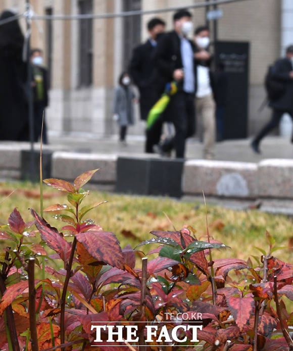 18일은 미세먼지 농도가 짙고 수도권 등 일부 지역에는 한때 비가 오겠다. / 더팩트 DB