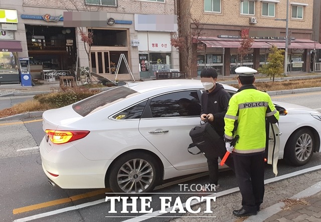 2022학년도 수능날인 18일 한 수험생이 시험장에 들어서고 있다. / 대전= 김성서 기자