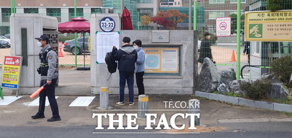 인천 미추홀구 학익고등학교 정문에서 어머니가 시험을 보러 가는 아들을 응원하고 있다. /사진=지우현 기자