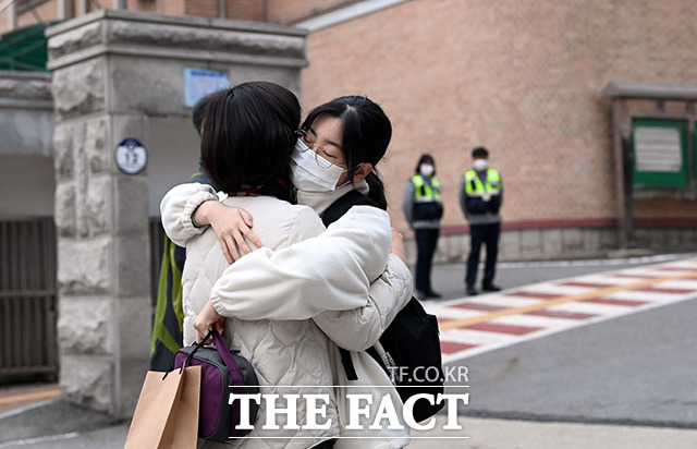 2022학년도 대학수학능력시험이 시행된 18일 오전 경기도 수원 장안고등학교의 한 수험생이 엄마와 포옹을 하고 있다./수원=임영무 기자