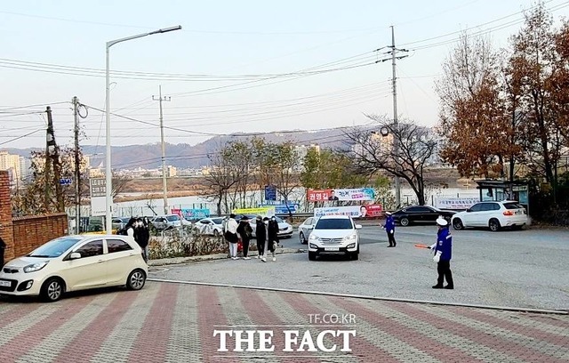 18일 오전 7시 40분쯤 수험생들이 교사와 학교 운영위원회 등 학교 관계자들의 응원을 받으며 경북도교육청 82지구 제1시험장인 안동고등학교로 들어서고 있다./안동=이민 기자