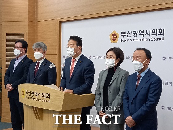 국민의힘 소속 부산시의 의원들 역시 시의회 브리핑룸에서 기자회견을 갖고 시의회 인사검증특위 민주당 소속 위원들은 박형준 시정 발목잡기를 즉각 중단하라며 비판하고 나섰다. /부산=조탁만 기자.